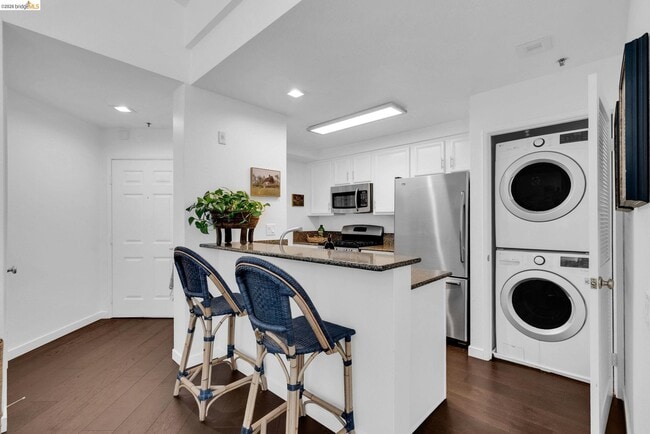 Building Photo - 180 Caldecott Ln Unit 314