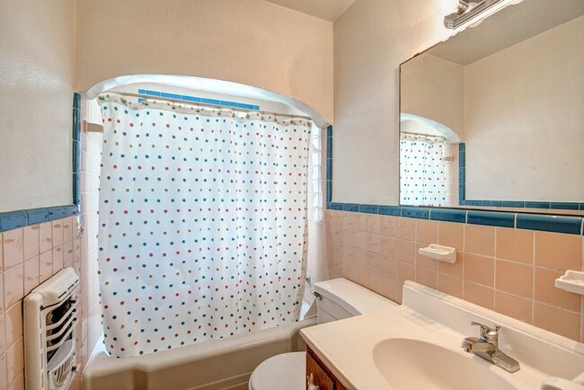 Photo - 2030 Gostick St