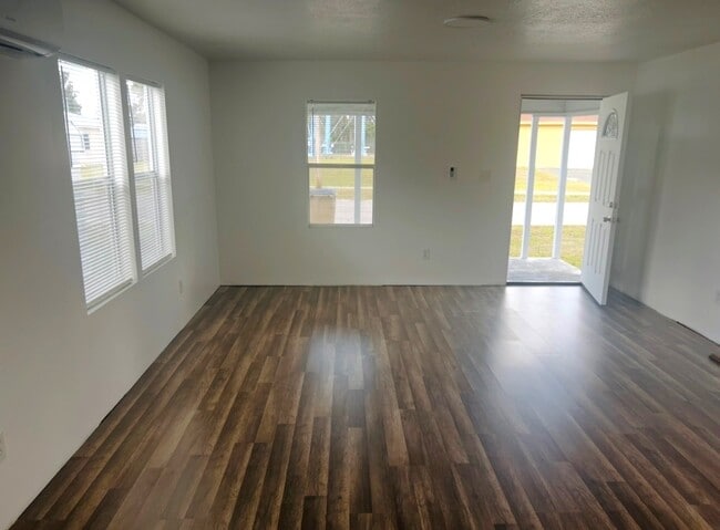 Photo - 898 SE St Johns St