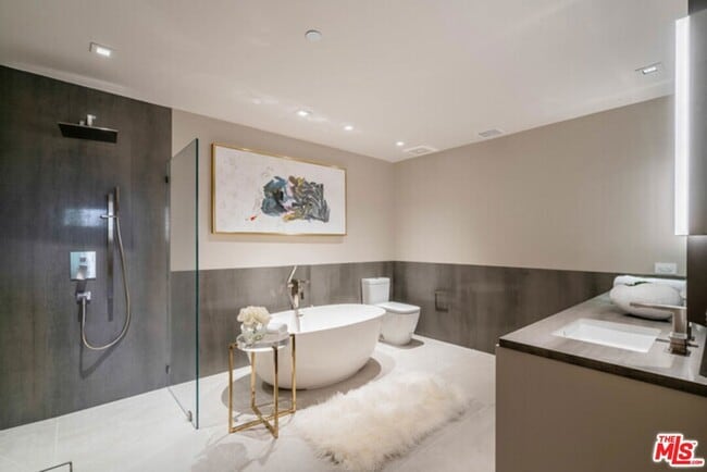 Photo - 2391 Roscomare Rd