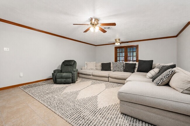 5813 Russell Ln