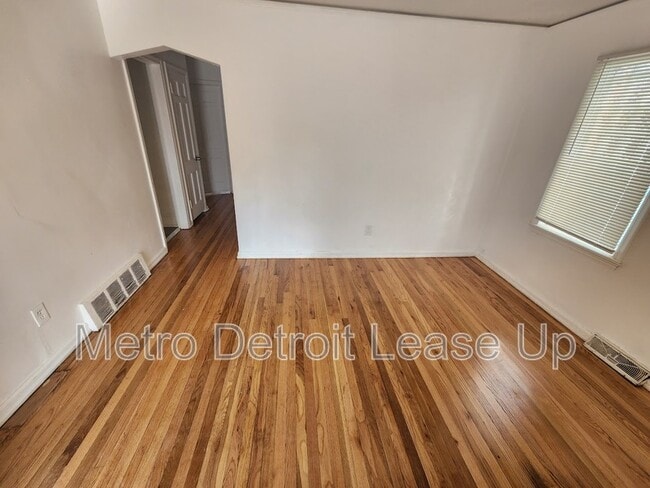 Photo - 20110 Northlawn St