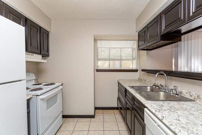 2BR, 1BR - 834SF
