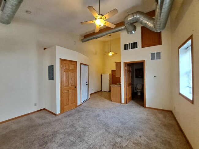 Building Photo - 129 Main St Unit #3 /3rd floor rear