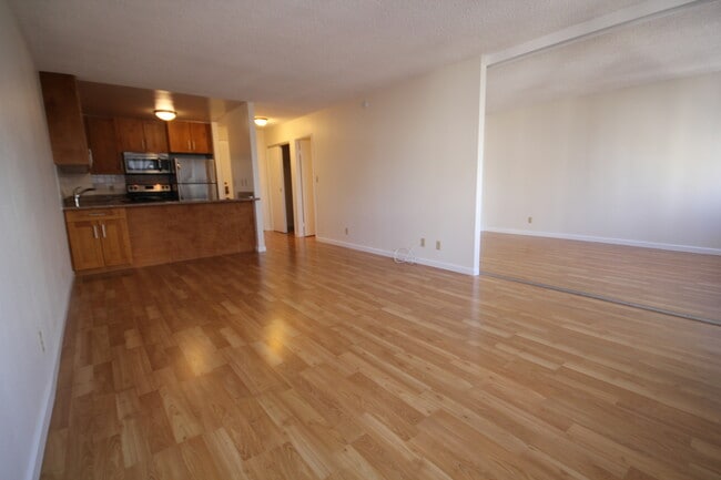 Photo - Kukui Plaza - Ewa Tower -1 Bedroom, 1 Bathroom, 1 Parking ! Unidad 1406