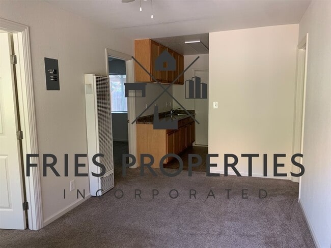 Building Photo - Petite 2 Bedroom, 1 Bath with yard