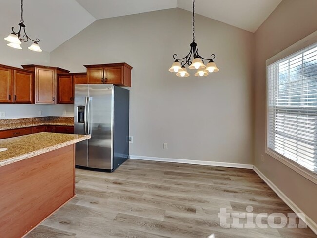 Photo - 1862 Camelot Dr