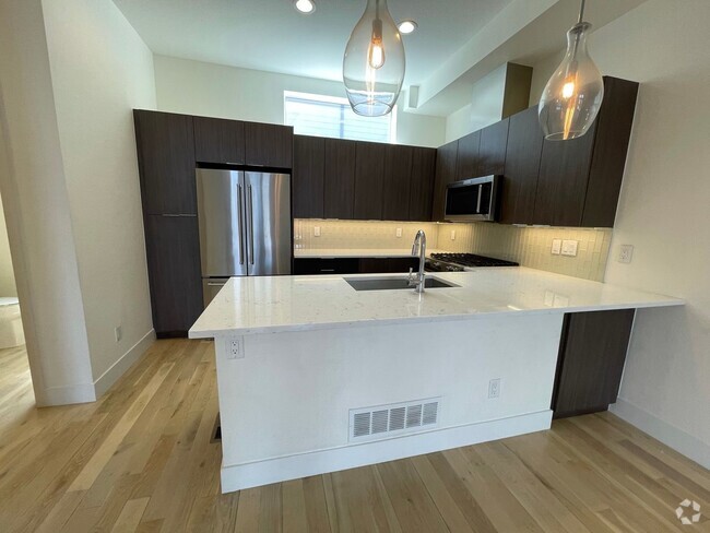 Building Photo - Show Stopper! Rental