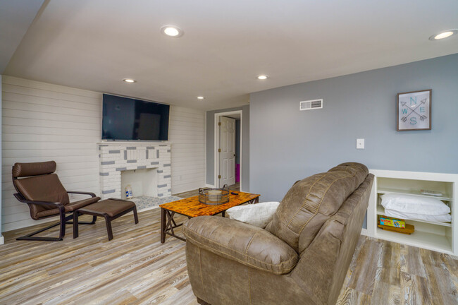 Building Photo - 5571 N Chagrin Dr Rental