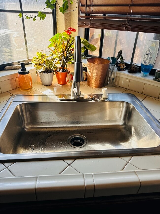 Kitchen sink - 401 Ravenwood Way Unit 1638 Coventry Way Lodi CA