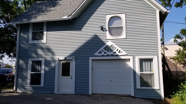 Carriage House Garage - 304 Summit Ave Unit 304B