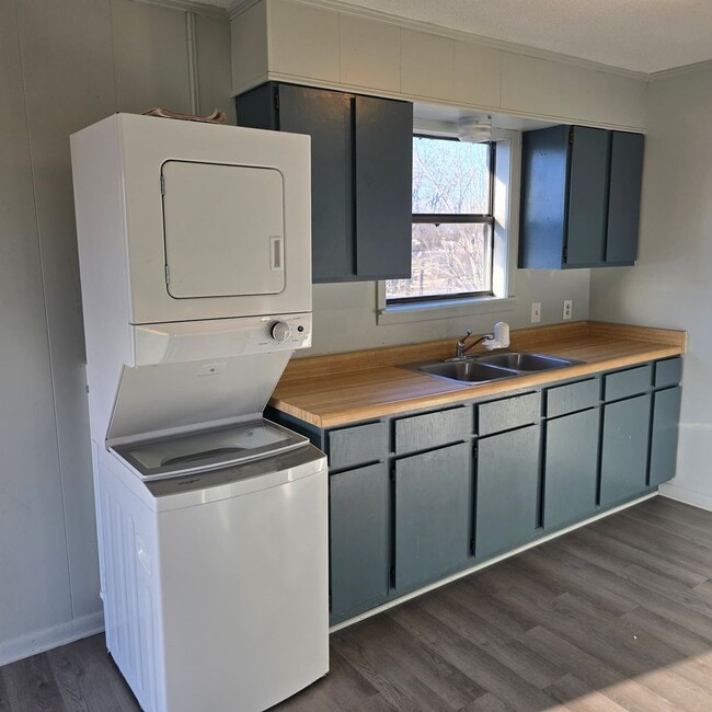 Photo - Modern & Spacious Upstairs 1 Bedroom Bungalow - Washer/ Dryer Included! Unidad 1265 Arch