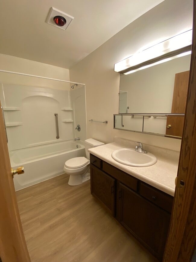 Bathtub & shower - 521 Kerry Dr Unit #101