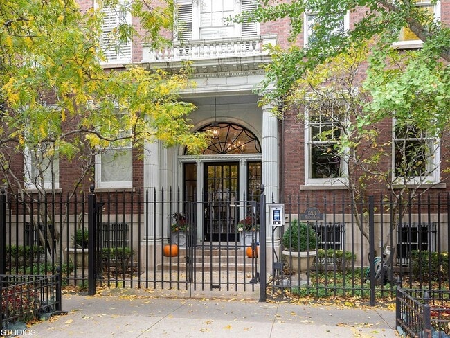 Building Photo - 1201 N Astor St Unit G