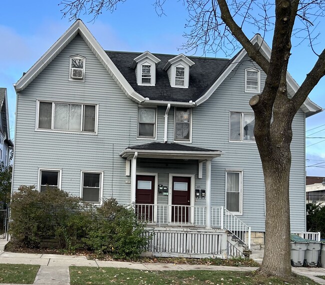Building Photo - 2 BDRM 1 BTH Lower Unit Duplex in nice nei... Rental