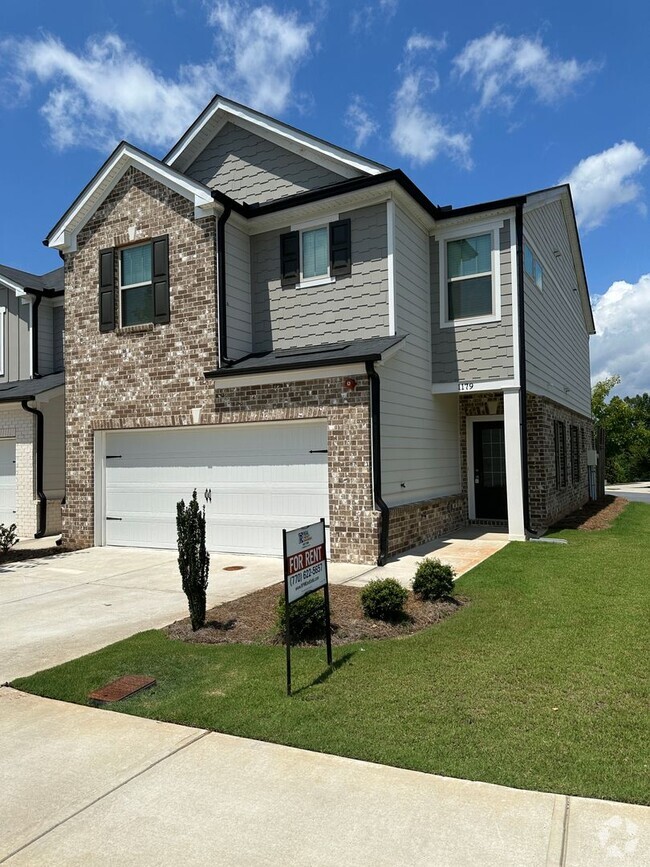 Building Photo - Lovely townhome in gated subdivision minut...