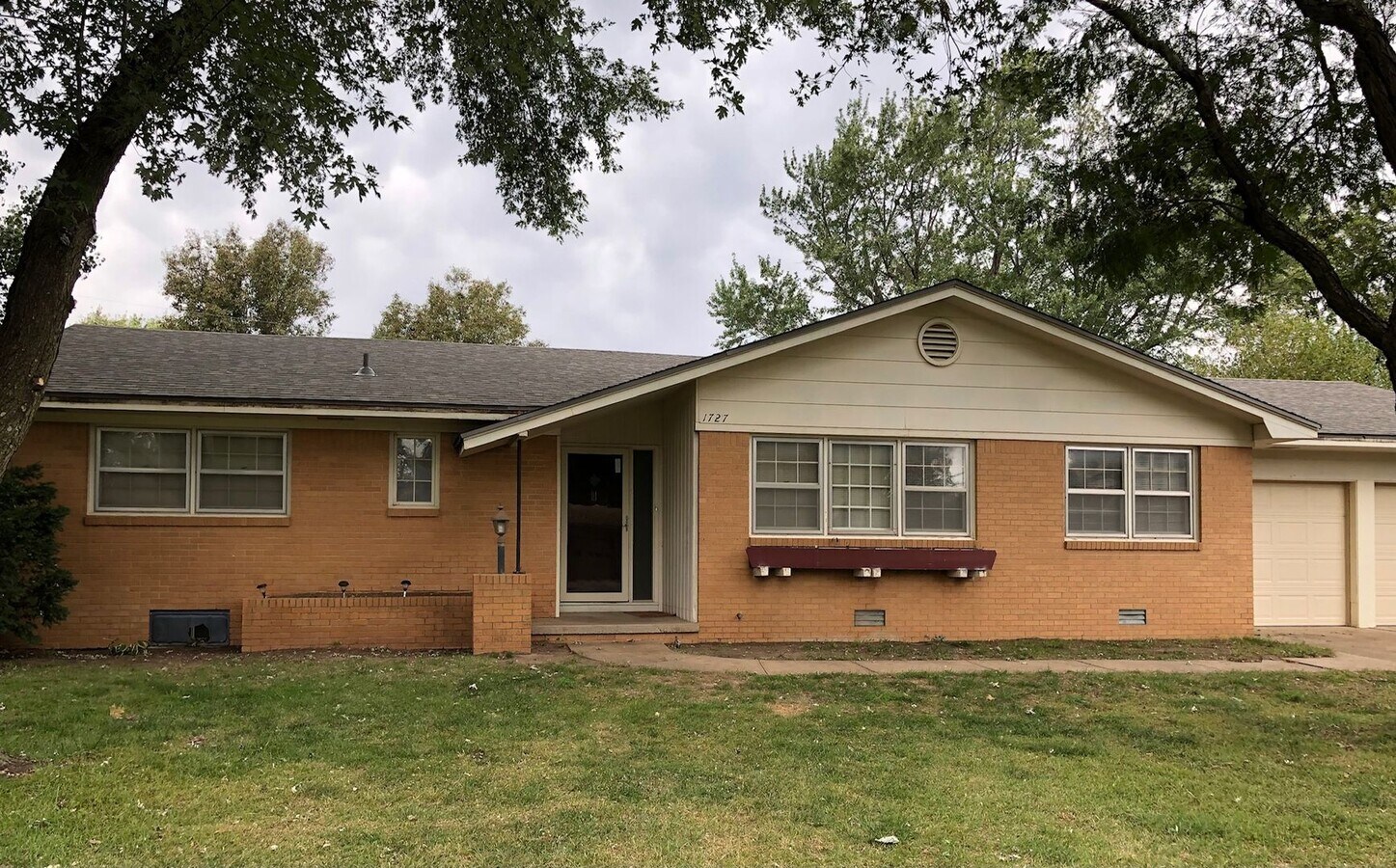 Large 3 bedroom , 2 bath home - Large 3 bedroom , 2 bath home