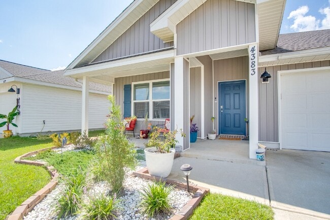 Photo - 4-Bed, 2-Bath Home in Woodlands Subdivision with Solar, Open-Concept Living, Modern Kitchen, Fenc...