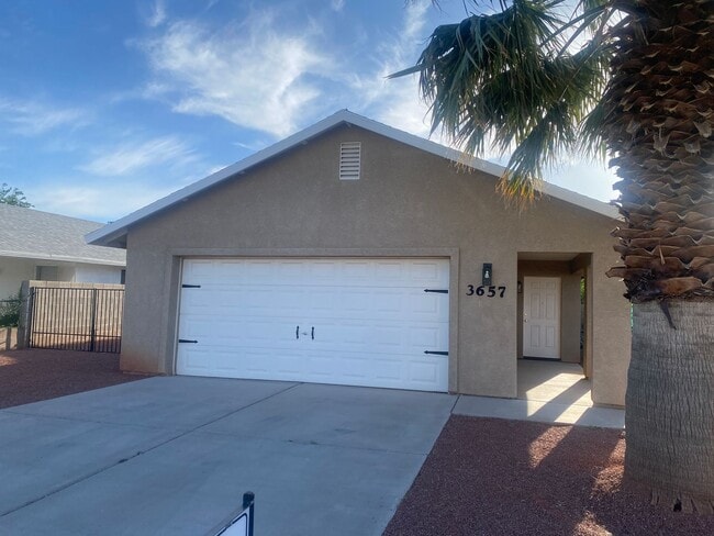 Charming 3 Bedroom 2 Bath Home - Charming 3 Bedroom 2 Bath Home