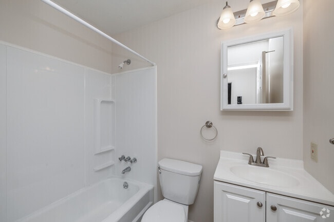 2BR, 1.5BA - 1,051SF - Bathroom
