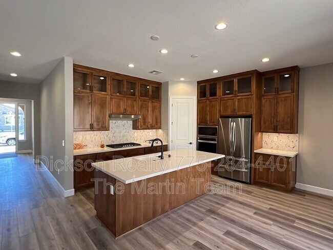 Photo - 215 Commodore Dr