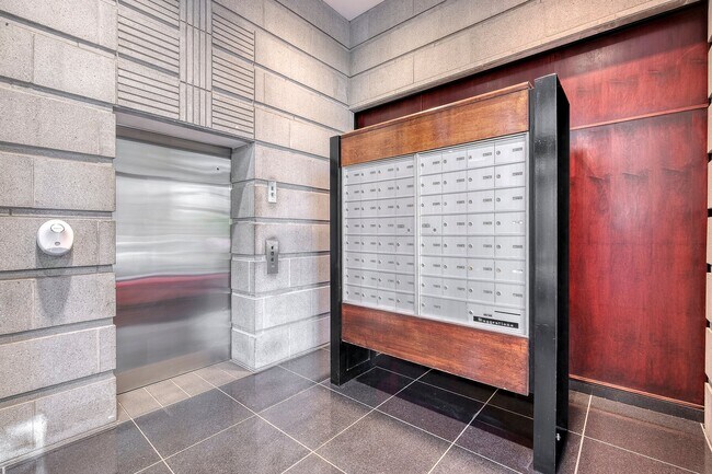 Photo - 340 Rue du Champ de Mars Unit 512