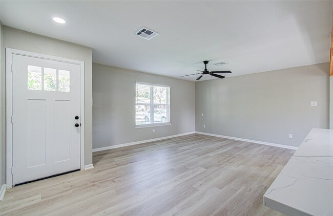 Photo - 411 Oaklawn St