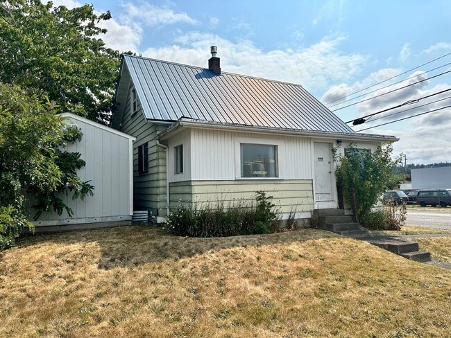 Photo - PRELEASING: Available September 2026! 3 bdrm/1 bath House!