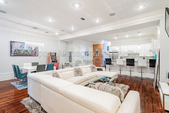 Building Photo - 1201 Baronne St Unit 1