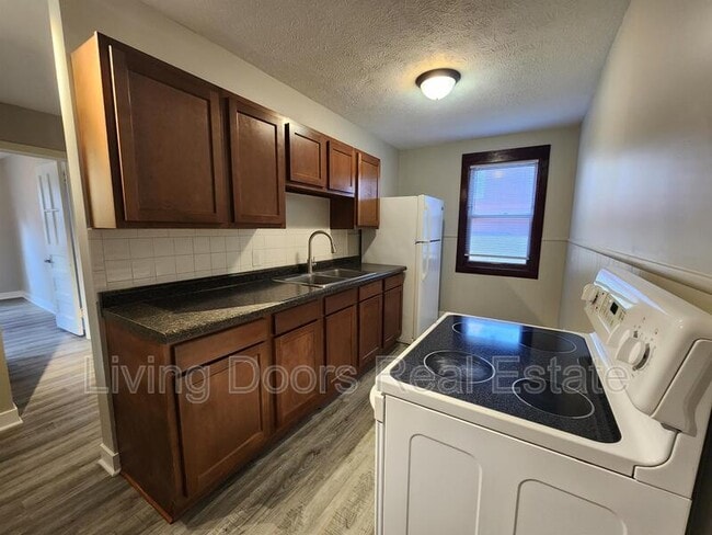 Photo - 348 S 38th St