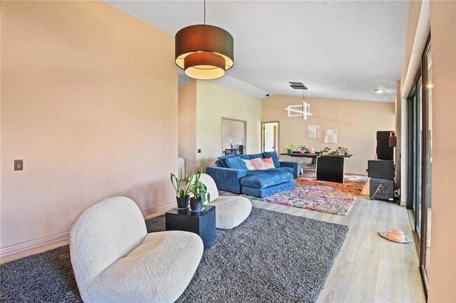 2906 Windridge Dr