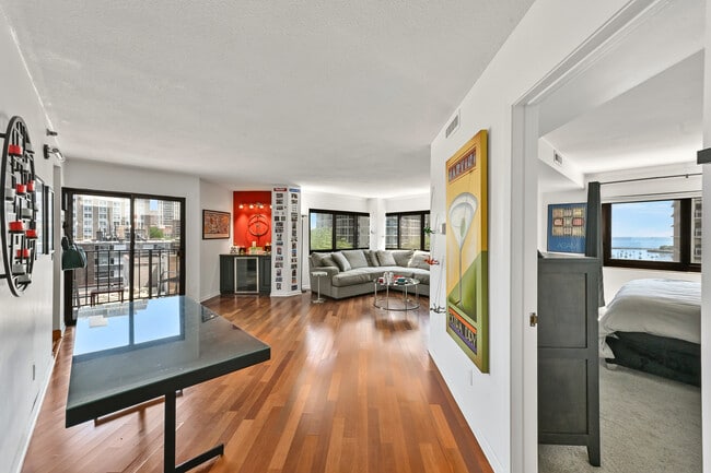 1633 N Prospect Ave Unidad Modern Condo w Lake View
