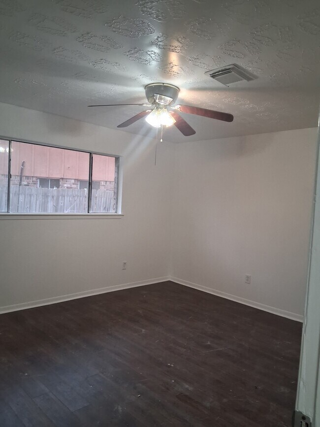 Photo - 6823 Castleview Ln