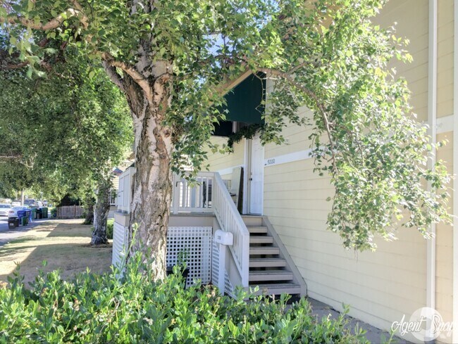 Building Photo - 3-Bedroom North Green Lake Townhouse-Style... Unit 9200
