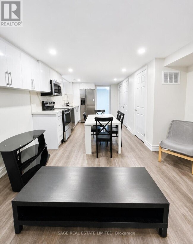 Photo - 230 Lawrence Ave W