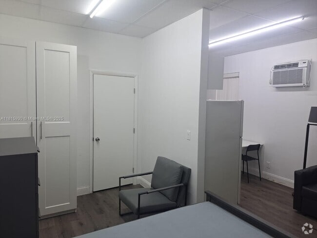 Building Photo - 4500 N Dixie Hwy Unit 104 Rental