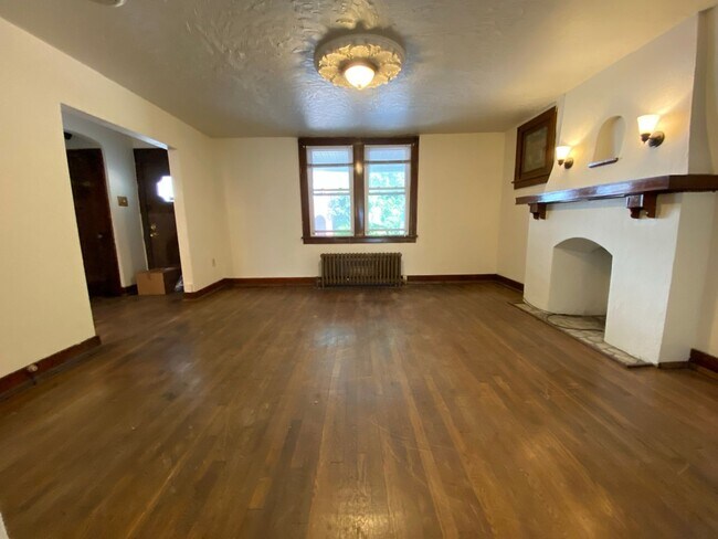 Photo - Stunning Three Bedroom on Bates St! Parkin... Unidad 3135