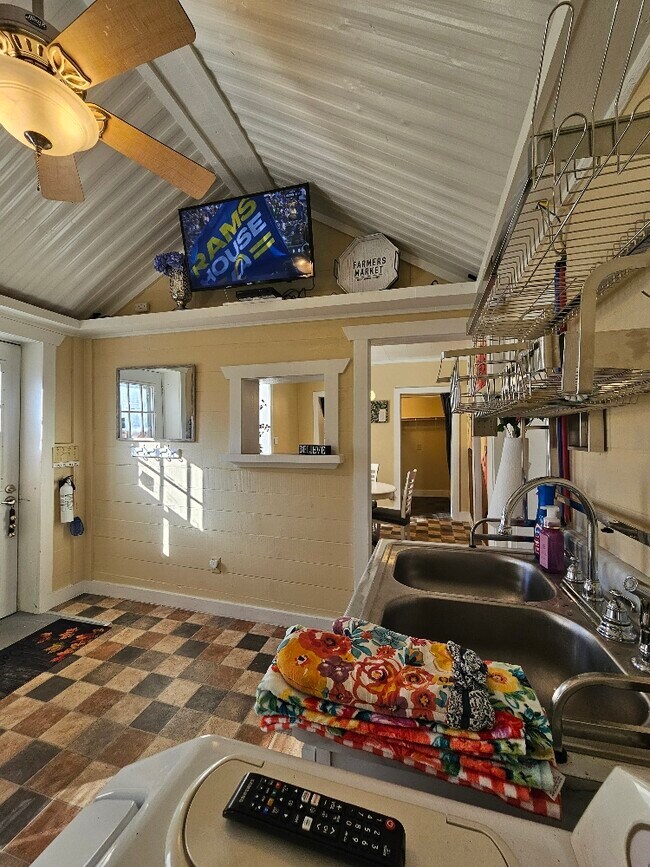 Photo - 301 Oakwood St