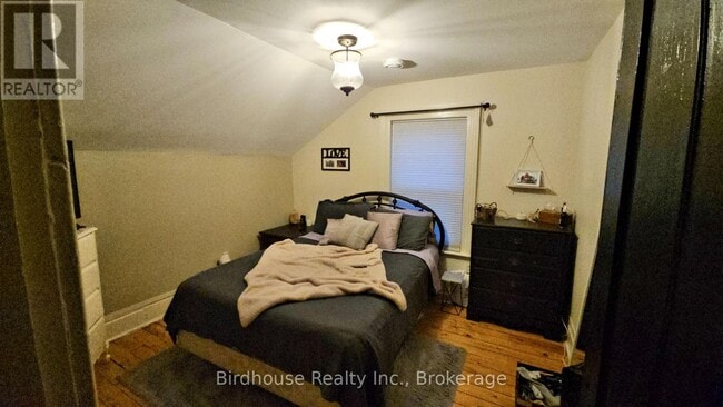 Photo - 123 William St N