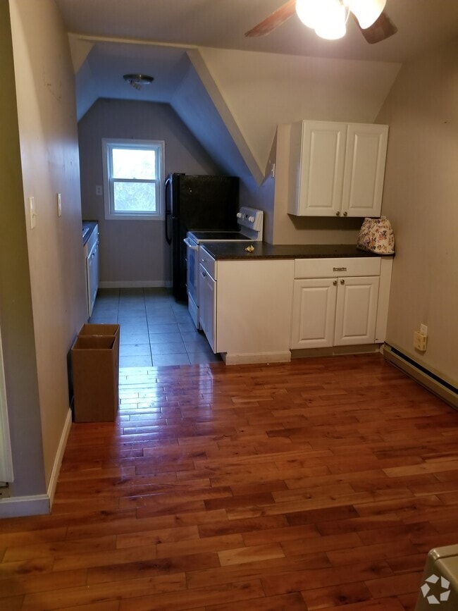 Building Photo - 49 S Spring St Unit 3 Rental