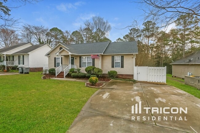 Building Photo - 615 Flicker St