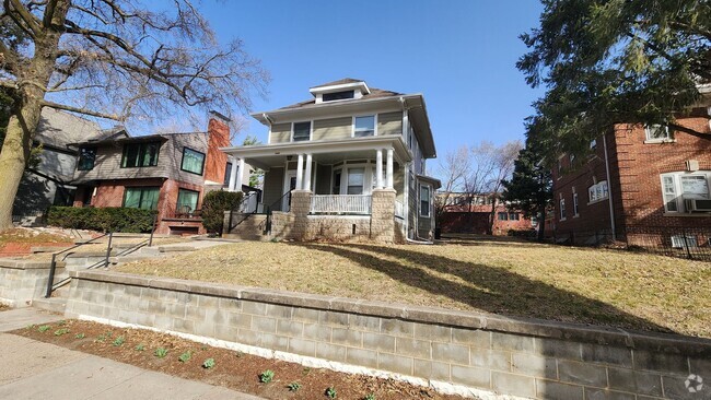 Building Photo - Dundee Two Story House