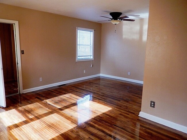Photo - QUAINT Quincy 3/1 w/ Wood Floors, Sunroom, W/D, Large Yard, & New AC! $1150/month Avail May 6th!