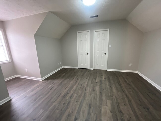 Photo - 197 Stratford Ln