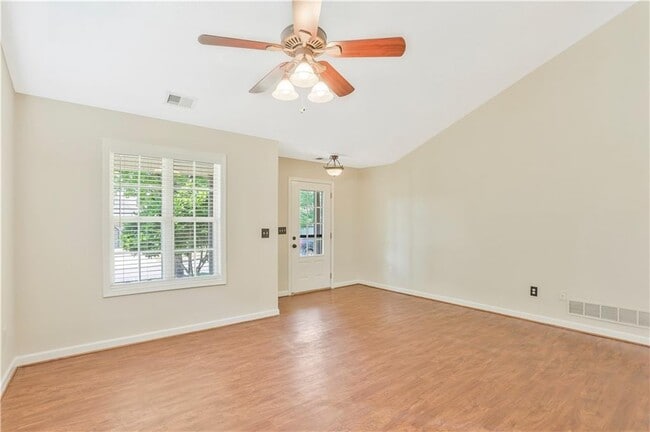 Photo - 328 White Oak Way