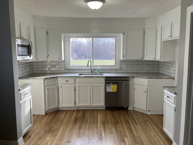 Large kitchen with granite - 5142 Ridge Rd House