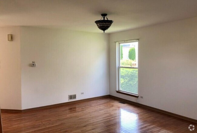 Building Photo - 3 bedroom in Naperville IL 60540 Rental