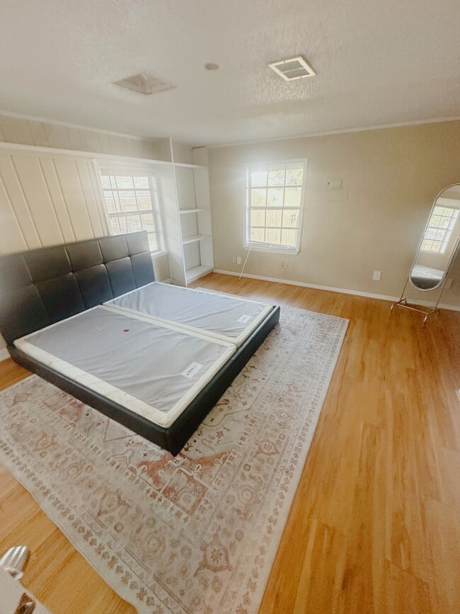 Dormitorio principal, 2 vestidores, CAMA TAMAÑO KING (INCLUYE COLCHÓN) - 6400 W Fairfield Dr