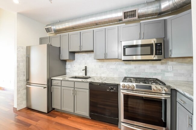 Building Photo - Top Level One Bedroom Condo in Rhino