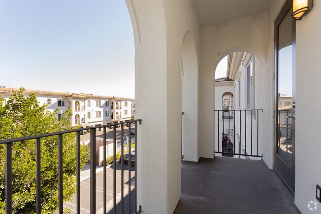 2BR, 2BA - 1,095SF - Balcony